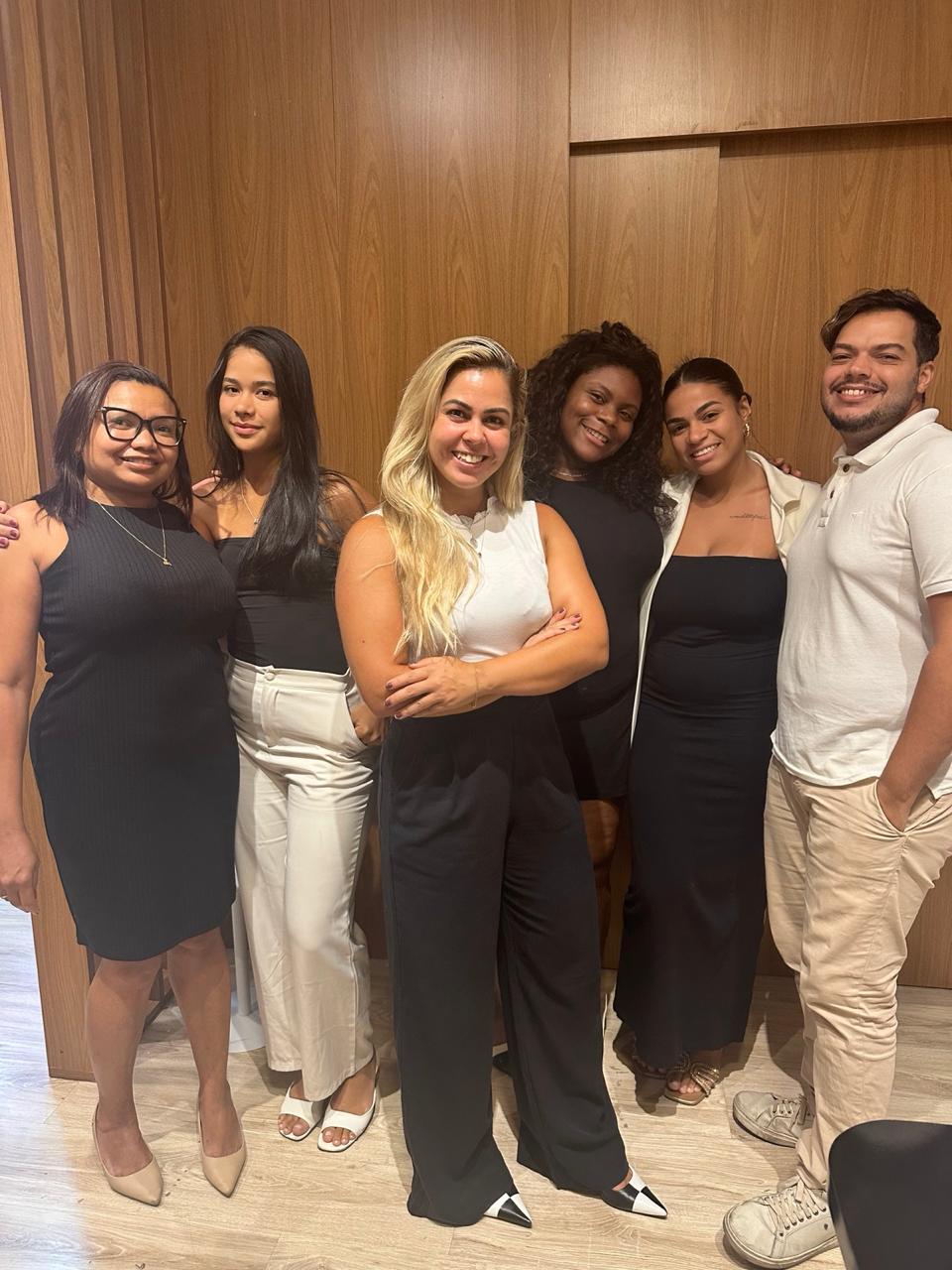 Thamilla Bianchini com a equipe da TT Advocacia
