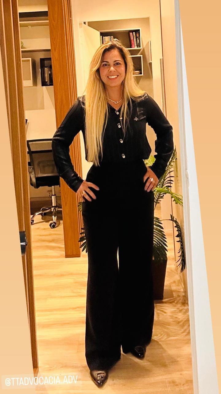 Thamilla Bianchini em seu escritório