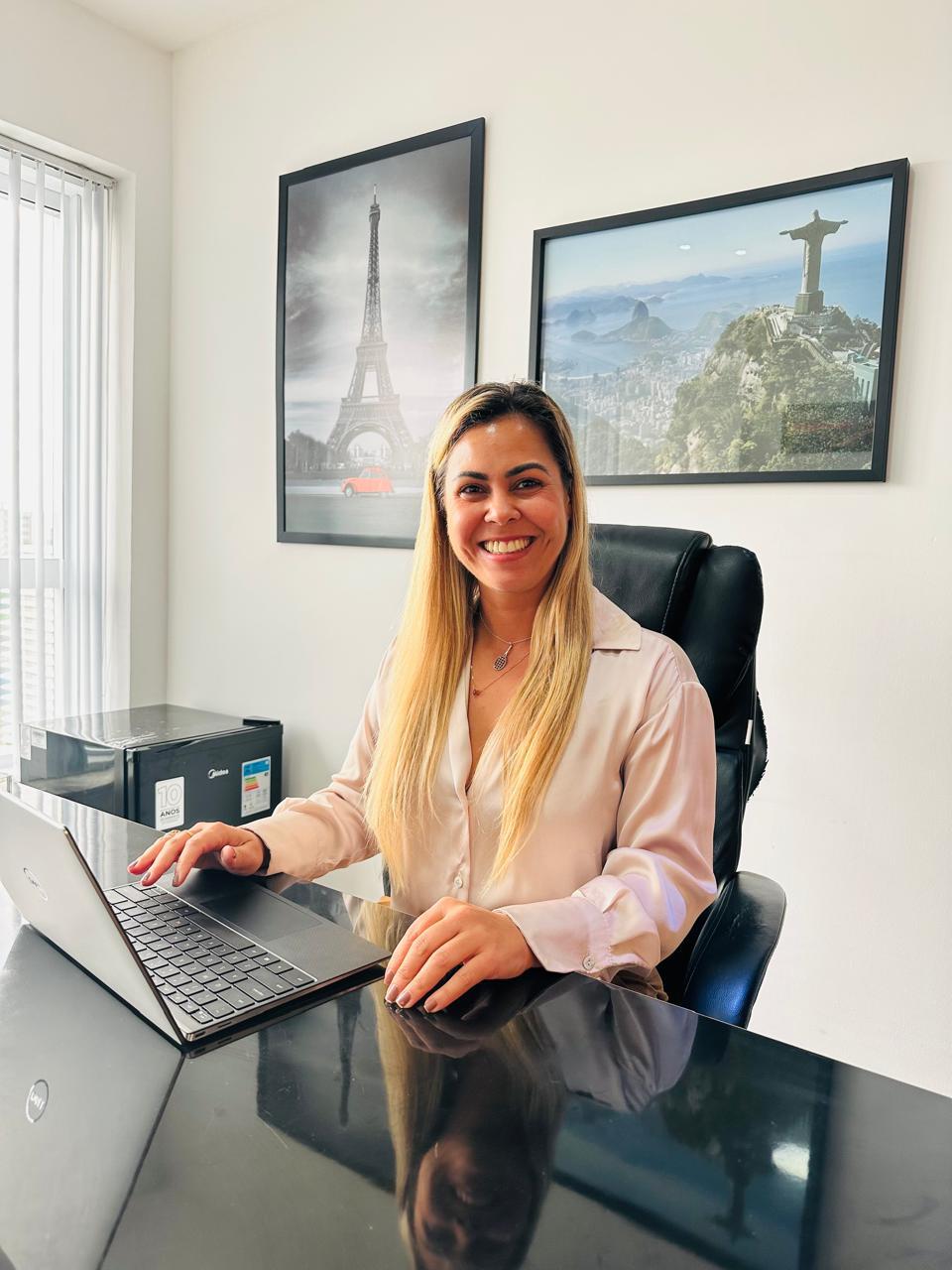 Thamilla Bianchini, advogada previdenciária, em sua mesa de trabalho